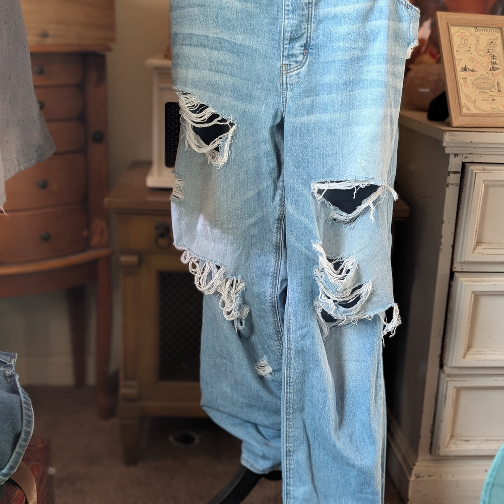 American Eagle Outfitters Light Blue Distressed Boyfriend Jeans